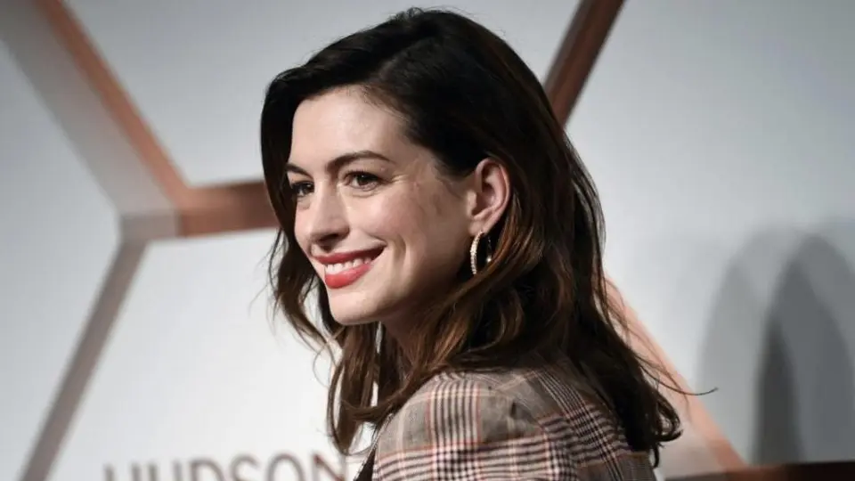 Anne Hathaway deslumbró con sensual baile en un antro de París