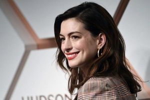 Anne Hathaway deslumbró con sensual baile en un antro de París