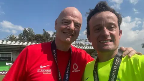 Mikel Arriola presumió foto con Gianni Infantino