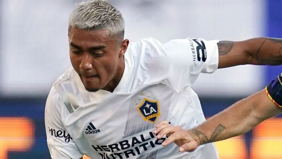 Julián Araujo: Fichaje con el Barcelona queda en el aire