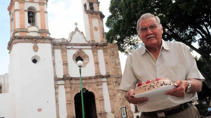 Carlos Albert llora tras rendir palabras de despedida a 'La Tota' Carbajal