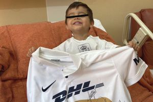 Pumas donó playera autografiada para una noble causa