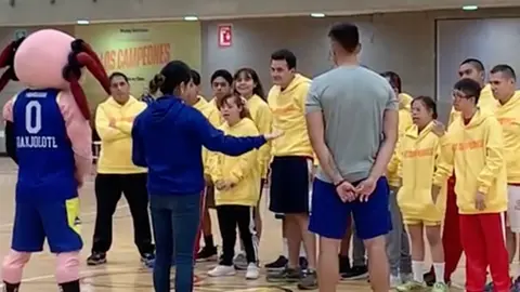 Un gran éxito la clínica de básquetbol impartida a atletas de Special Olympics