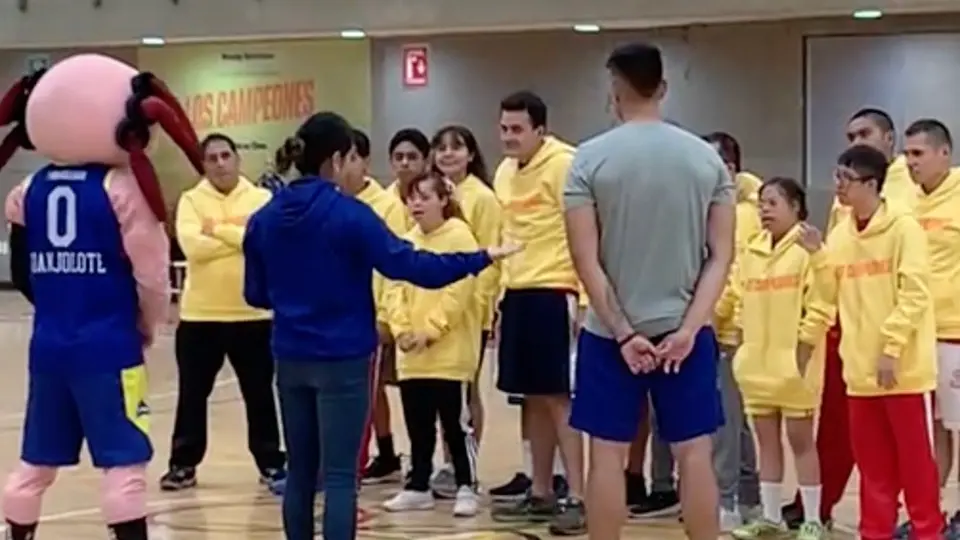 Un gran éxito la clínica de básquetbol impartida a atletas de Special Olympics