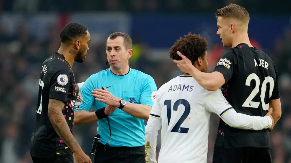 Leeds United fue reconocido en redes tras dejar vestuario impecable en juego de la FA Cup
