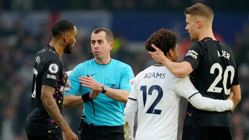 Leeds United fue reconocido en redes tras dejar vestuario impecable en juego de la FA Cup