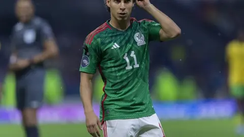 Diego Lainez recibió su pastelazo de cumpleaños en la concentración de la Selección Mexicana