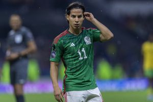 Diego Lainez recibió su pastelazo de cumpleaños en la concentración de la Selección Mexicana