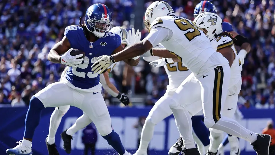 Najee Harris acarrea el balón en el partido de Giants vs Saints | AP