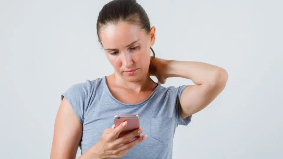 El síndrome del cuello de texto, también conocido como text neck / Magnific