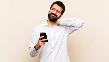 ¿Te duele el cuello al usar el celular? Podrías estar sufriendo el síndrome del cuello de texto