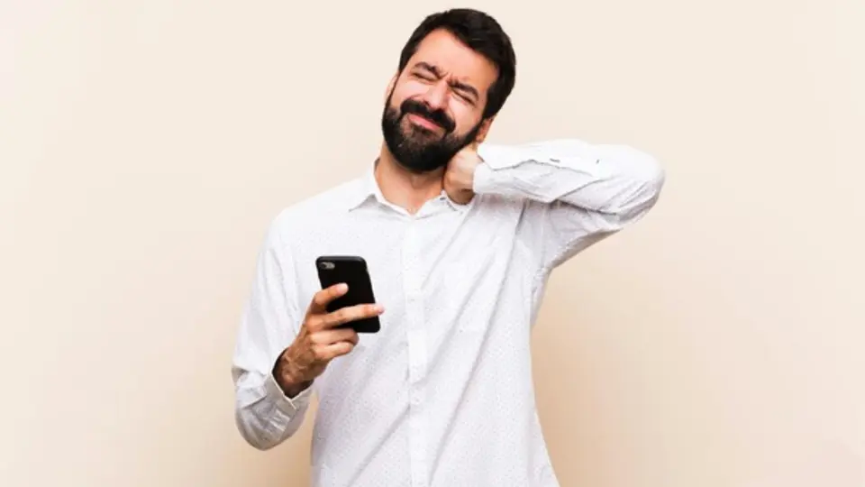 ¿Te duele el cuello al usar el celular? Podrías estar sufriendo el síndrome del cuello de texto