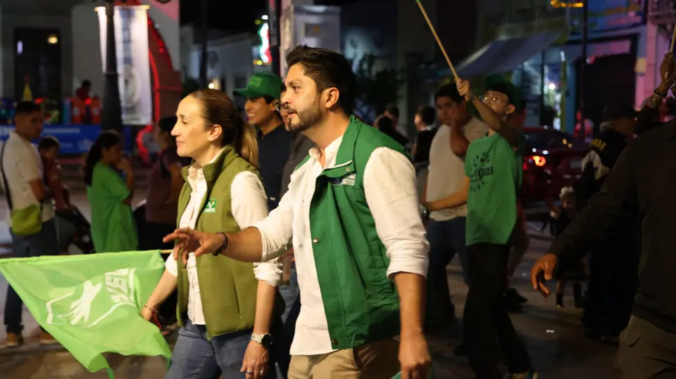 El regidor del Partido Verde participó en una dinámica durante el espectáculo de Gaby Mendoza, conocida como “La Más Bonita”. / RS