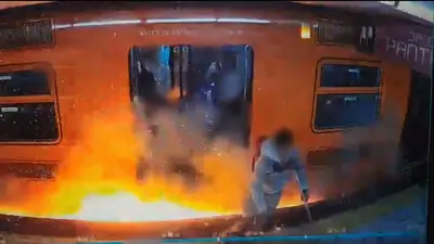 VIDEO: Muleta provoca cortocircuito y alarma en Metro Moctezuma; pasajeros salen corriendo
