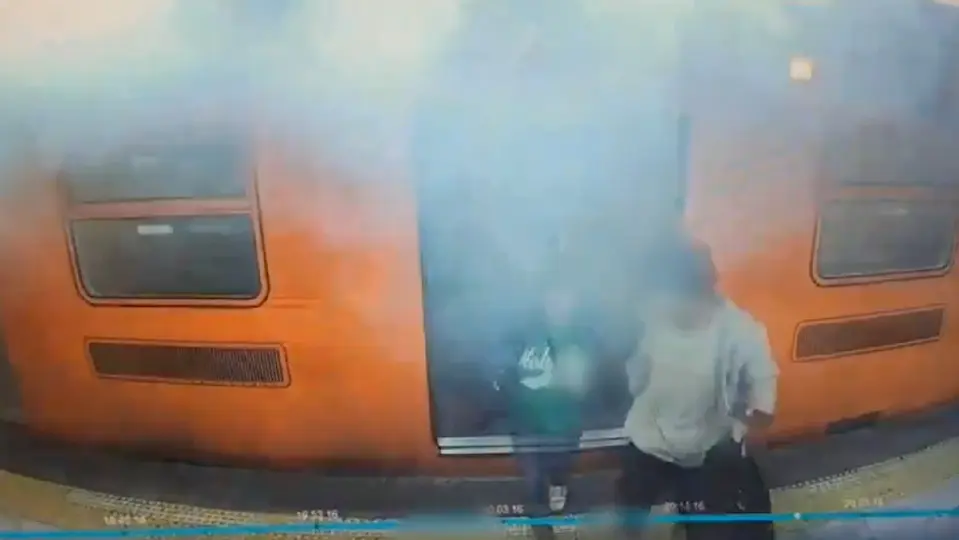 Los usuarios que estaban abordó del vagón salieron corriendo para resguardarse / Especial