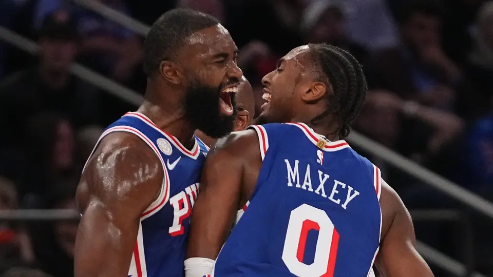 Jaylen Brown y Tyrese Maxey celebrando victoria de los 76ers ante los Knicks | AP