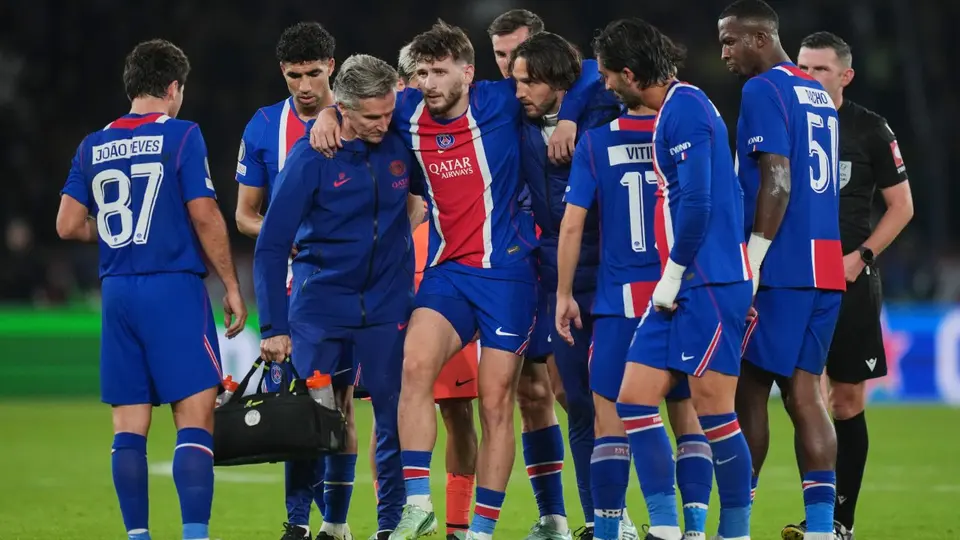 Emergencia en el PSG: Khvicha Kvaratskhelia se rompe el ligamento cruzado y se pierde el resto de la temporada