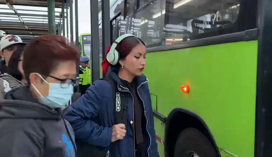 Usuarios ocupan unidades de RTP para los traslsados ante la ausencia de servicio en la Línea 9 del Metro / Metro_CDMX