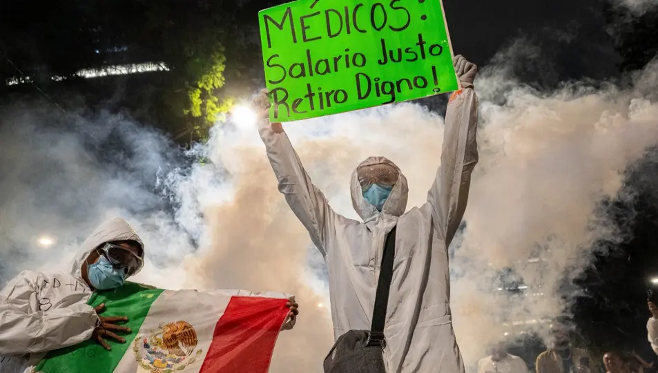 Los manifestantes también piden la destitución del dirigente sindical Rafael Olivos./especial