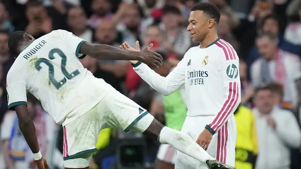 Mbappé y Rüdiger celebrando gol del Real Madrid en Champions League | AP