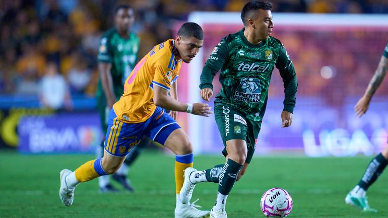 Fernando Beltrán conduce el balón en el 'Volcán' | MexSport
