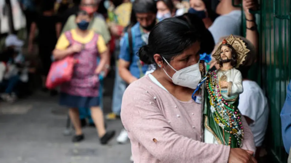La devoción a San Judas Tadeo en México reúne cada año a creyentes que acuden a los templos para agradecer favores y pedir su intercesión. / iStock