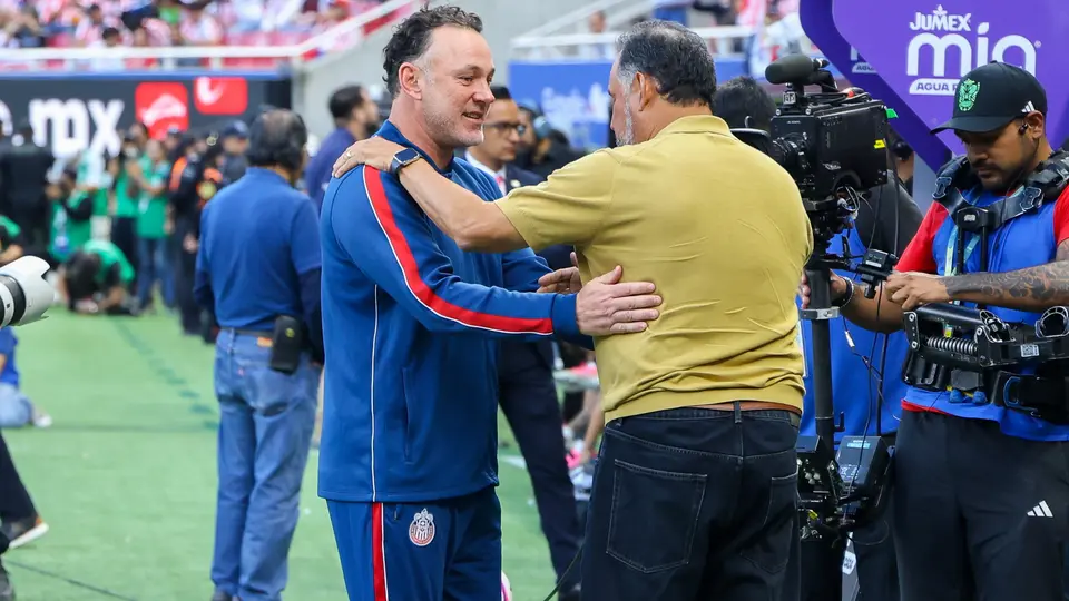 Gabriel Milito saluda a Juan Reynoso en el Chivas vs Necaxa | MexSport