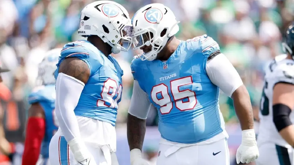 Jordan Elliott y John Franklin-Myers en un partido con los Titans | X @Newsweek