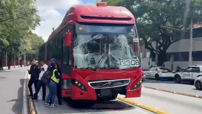 VIDEO: Chocan dos unidades del Metrobús; hay 27 lesionados