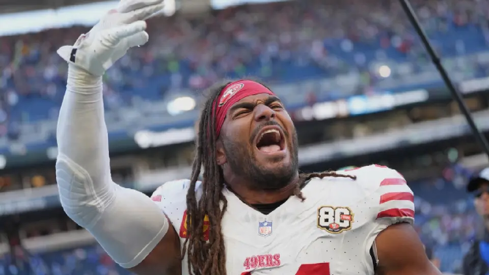 Fred Warner celebrando victoria de los 49ers ante Seattle | AP