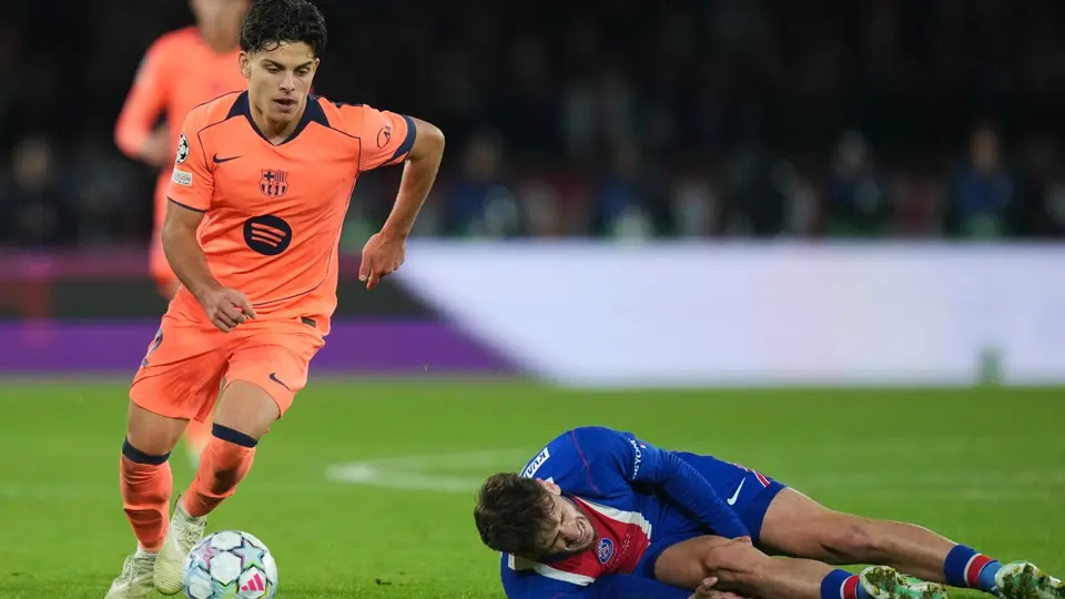 Khvicha Kvaratskhelia al momento de su lesión en la disputa del balón con Xavi Espart | AP