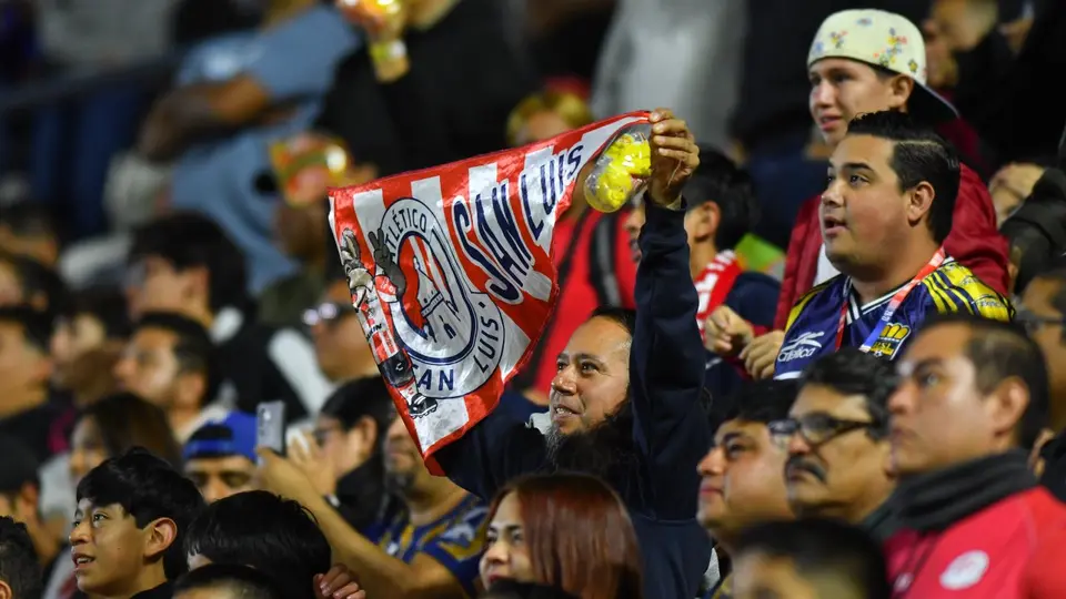 Aficionado de Atlético San Luis con un banderín del equipo durante el partido ante Querétaro | IMAGO 7