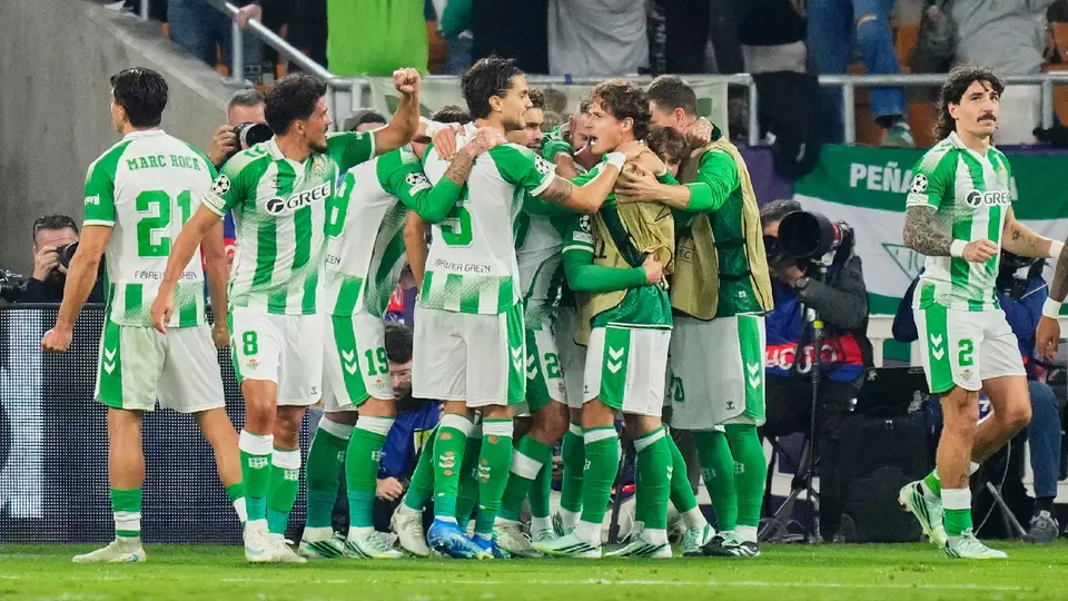 Jugadores del Betis celebrando victoria ante Feyenoord en Champions | AP