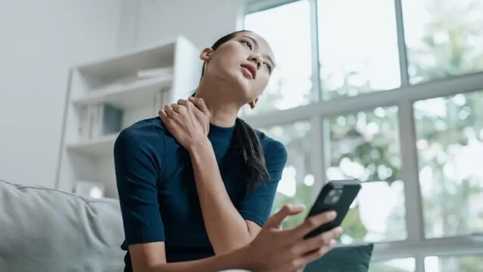 El uso constante del teléfono celular se ha convertido en parte de nuestra vida cotidiana y nos puede traer problemas / Magnific