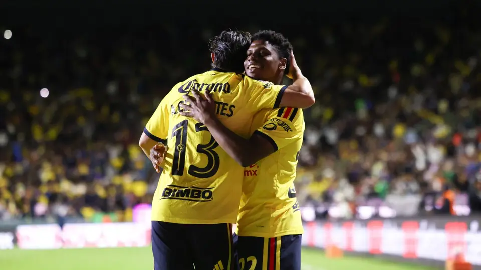 Óscar Perea en celebración con Alan Cervantes en América | IMAGO 7