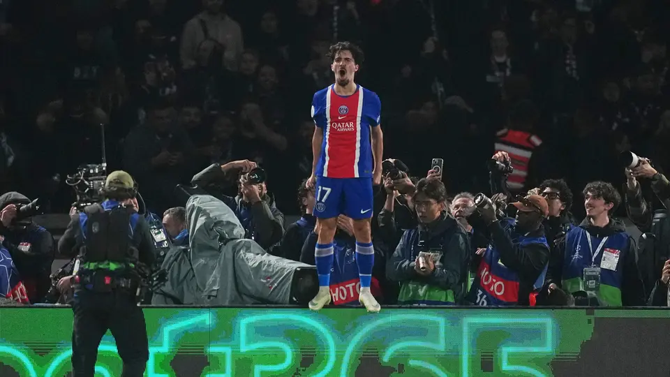 Vitinha festeja gol en contra de Barcelona en Champions League | AP
