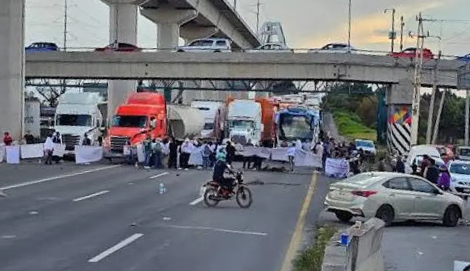 El bloqueo en la México-Toluca provoca largas filas y retrasos hacia la CDMX / Captura de pantalla