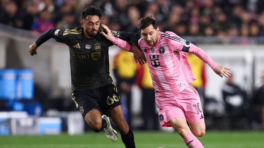 Messi disputa el balón con Mathieu Choiniere en el partido entre Inter Miami y LAFC | AP
