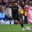 Messi disputa el balón con Mathieu Choiniere en el partido entre Inter Miami y LAFC | AP