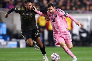 Messi disputa el balón con Mathieu Choiniere en el partido entre Inter Miami y LAFC | AP