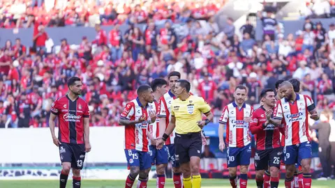Atlético de San Luis discutiendo con el arbitro, Daniel Quintero Huitrón I IMAGO7