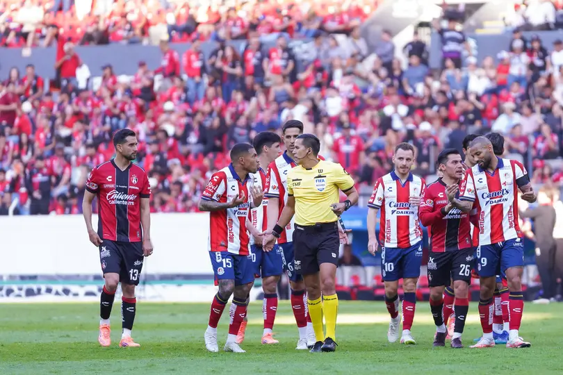 Atlético de San Luis discutiendo con el arbitro, Daniel Quintero Huitrón I IMAGO7