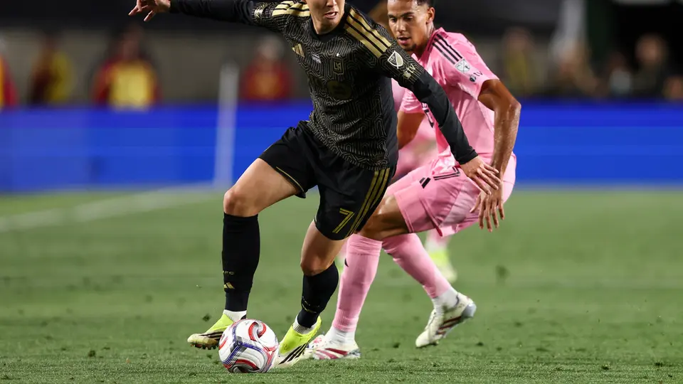 Heung-Min Son se enfrenta a Ian Fray en el partido entre Inter Miami y LAFC | AP