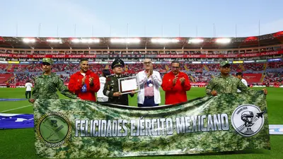 Necaxa entrega reconocimiento al Ejército Mexicano previo al duelo contra Toluca