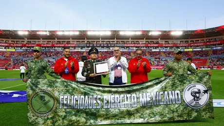 Necaxa entrega reconocimiento al Ejército Mexicano previo al duelo contra Toluca