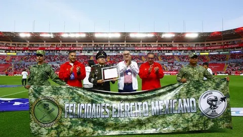 Necaxa entrega reconocimiento al Ejército Mexicano previo al duelo contra Toluca