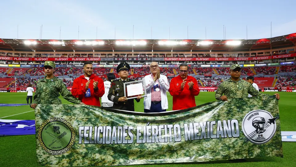 Necaxa entrega reconocimiento al Ejército Mexicano previo al duelo contra Toluca