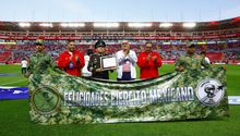 Necaxa entrega reconocimiento al Ejército Mexicano previo al duelo contra Toluca