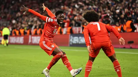 Alphonso Davies en celebración de gol con Bayern Munich en la Champions League 2022-23 | AP