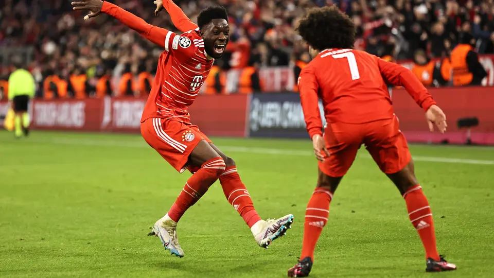 Alphonso Davies en celebración de gol con Bayern Munich en la Champions League 2022-23 | AP